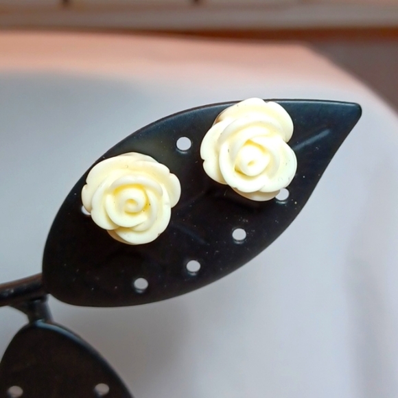 Vintage Jewelry - Ivory Rose Bud Post‎ Earrings Vintage